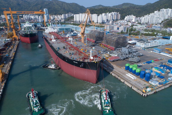 ▲ 지난 2019년 4월 대우조선해양 1독에서 건조 중인 VLCC 4척 가운데 2척이 진수되고 있다. /대우조선해양
