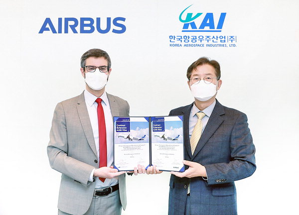 ▲ 한국항공우주산업(KAI)이 에어버스와 A350 항공기 날개 부품 공급 연장 계약을 체결하고 있다. /KAI