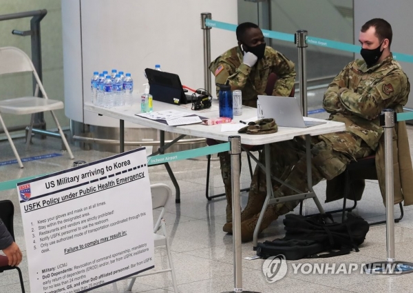 22일 오후 인천국제공항 2터미널에서 주한미군 관계자들이 입국 장병들을 기다리고 있다. /연합뉴스