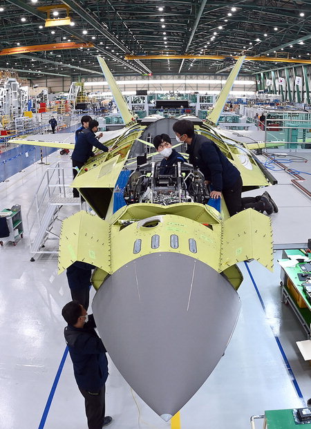 ▲ 한국항공우주산업(KAI) 사천공장에서 관계자들이 한국형전투기(KF-X) 시제 1호기 조립 작업을 하고 있다. KF-X 시제 1호기는 올해 상반기에 공개될 예정이다. /한국항공우주산업