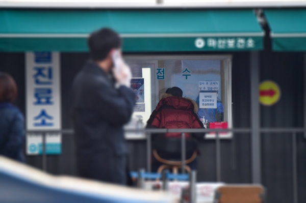 25일 창원시 마산합포구 마산보건소 선별진료소에서 한 시민이 코로나19 검사를 받고 있다. /김구연 기자