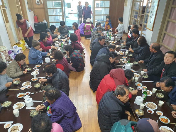 ▲ 합천 하남양떡메마을 주민들이 함께 모여 식사를 하고 있다. /하남양떡메마을