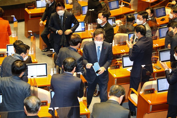 ▲ 교섭단체 대표 연설을 마치고 의원들과 인사하는 이낙연 대표. /연합뉴스