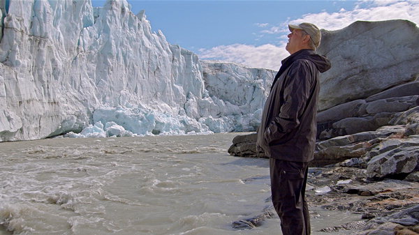 ▲ 다큐멘터리 영화 <불편한 진실2>에서 앨 고어 전 미국 부통령이 기후 변화로 점점 녹아가는 빙하를 직접 보고 있다. /스틸컷