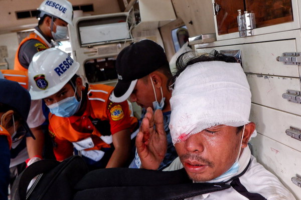▲ 미얀마 군부 쿠데타에 항의하는 시위 참여자들이 경찰과 군인들의 폭력으로 큰 부상을 당해 치료를 받고 있다.  /연합뉴스