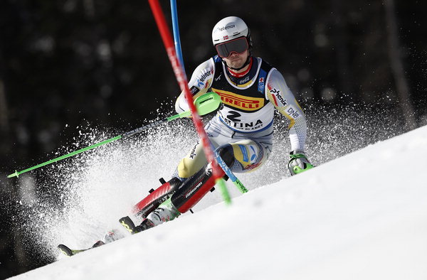 ▲ 21일(현지시각) 이탈리아 코르티나담페초에서 열린 국제스키연맹(FIS) 알파인 세계선수권대회 남자 회전에서 우승한 노르웨이의 세바스티안 포스-솔레보그(30)가 활강하고 있다. 이날 그는 1·2차 시기 합계 1분 46초 48로 1위에 올랐다. 노르웨이 선수가 세계선수권대회 회전 종목에서 금메달을 딴 건 지난 1997년 톰 스티안센 이후 24년 만이다.  /AP 연합뉴스