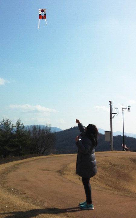 ▲ 언덕위에서 연을 날리고 있는 아이. /정현수 기자