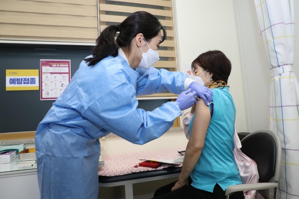 요양시설 종사자(오른쪽)가 26일 오전 창원보건소에서 코로나19 아스트라제네카 백신 접종을 받고 있다. /창원시