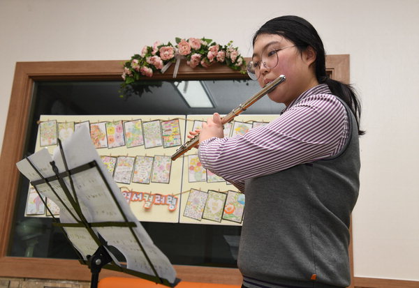 ▲ 창녕여중 3학년 한수민 학생이 플루트를 연주하고 있다. /김구연 기자 sajin@idomin.com