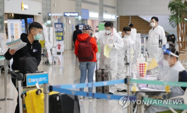 4일 오전 인천국제공항 제2여객터미널에서 해외입국자들가 방역 관계자의 안내를 받고 있다. /연합뉴스
