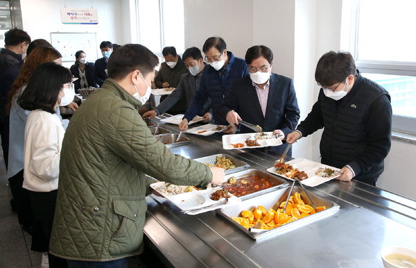 ▲ 8일 김해시가 구내식당에서 처음으로 '채식의 날'을 운영했다. 직원들이 구내식당에서 자율배식하고 있다.  /김해시