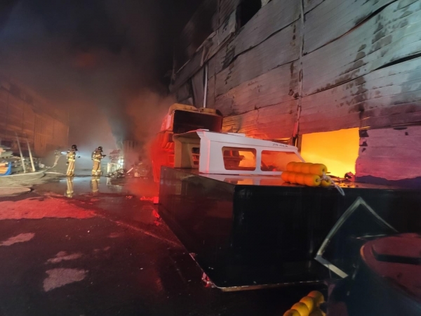 24일 오후 10시 9분께 마산합포구 진북면 한 소형선박 제조업체 1층에서 불이 났다. /창원소방본부