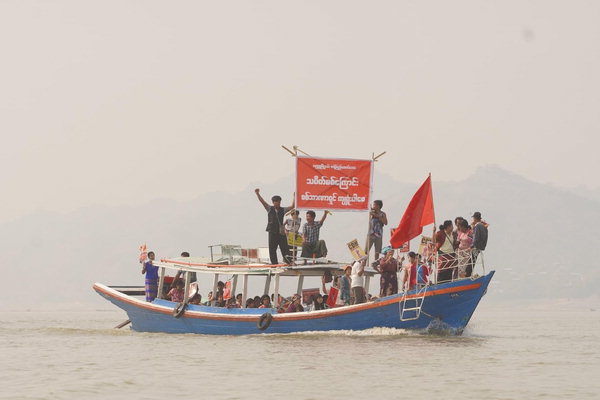 ▲ 군경의 총탄을 피하고자 배를 띄워 시위에 나선 미얀마 시민들.  /미얀마 시민불복종행동