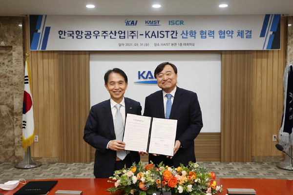 ▲ 안현호(오른쪽) 한국항공우주산업 사장과 이광형 KAIST 총장이 지난달 31일 항공우주기술연구센터 설립을 위한 산학협력 업무협약을 맺고 기념사진을 찍고 있다.  /KAI