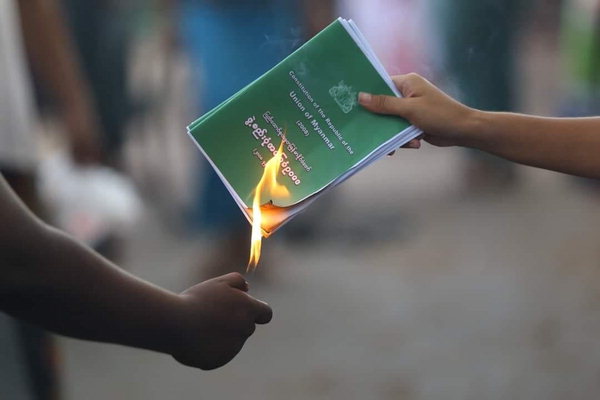 ▲ 미얀마 시민들이 군부가 만든 헌법전을 불태우고 있다.  /CDM(미얀마 시민불복종행동)