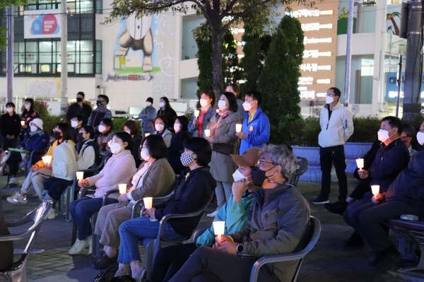 3. 16일 세월호 7주기 추모문화제에 함께한 시민들이 촛불을 켜고 추모문화제에 함께 하고 있다. /이창우 기자