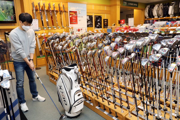 ▲ 대형유통점 골프 전문 매장에서 한 소비자가 골프 용품을 사용해보고 있다. /이마트