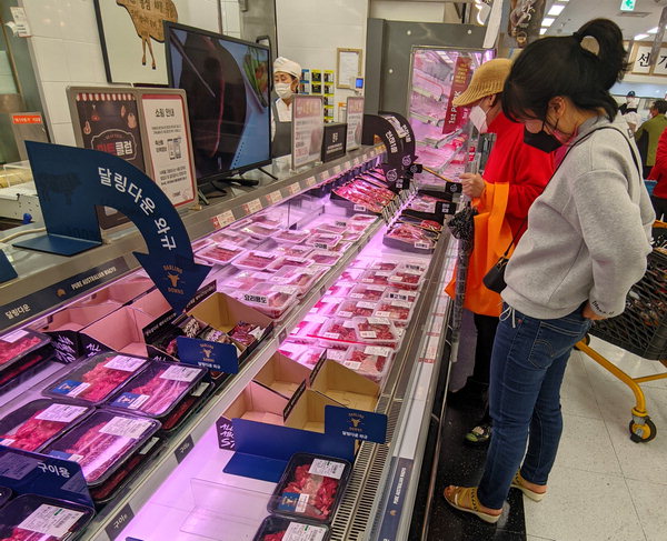 ▲ 26일 창원지역 한 대형마트에서 소비자들이 가격이 오른 소고기와 돼지고기 등 육류를 살펴보고 있다. /안지산 기자