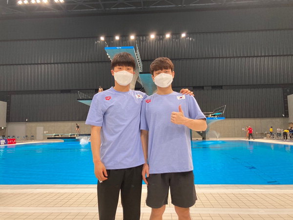 ▲ 다이빙 남자 10m 싱크로 올림픽 출전권을 획득한 우하람(왼쪽)과 김영남. /연합뉴스
