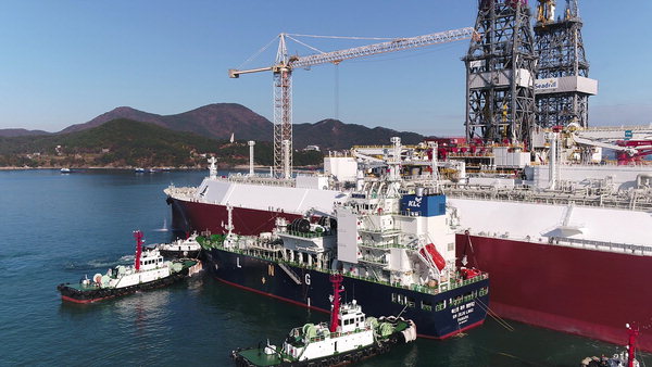 ▲ 한국가스공사가 LNG운반선 시운전을 위한 세계 최초 STS LNG 선적 실증 테스트를 진행하고 있다.  /한국가스공사