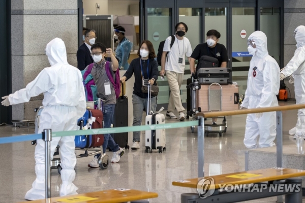 신종 코로나바이러스 감염증(코로나19) 확산세가 심각한 인도에 머물던 한국 기업 관계자 164명이 9일 오전 아시아나항공의 특별운항편으로 귀국하고 있다. /연합뉴스