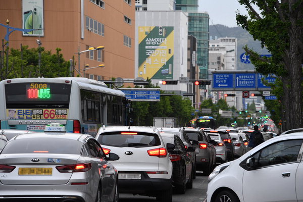 ▲ 지난 6일 오후 6시께 창원시의회 앞 도로에 차량이 정체된 모습. /김은주 인턴기자 kej@idomin.com