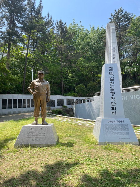 ▲ 포로수용소에 있는 김백일 장군 동상(왼쪽)과 친일행적단죄비.  /이헌수 시민기자