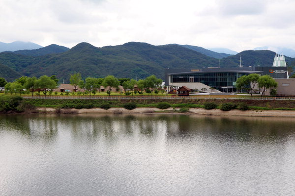 ▲ 아름다운 풍경 너머 진양호에는 물에 잠긴 마을이 있다. 진주청동기문화박물관은 청동기 시대 대평마을을 재조명한다. /김종신 시민기자