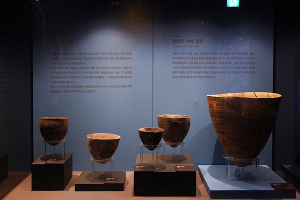 ▲ 진주청동기문화박물관 상설전시실의 토기 유물.  /김종신 시민기자