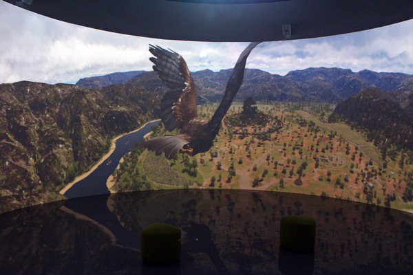 ▲ 180도 파노라마 영상으로 청동기 시대 대평마을을 보여주는 실감 영상관.  /김종신 시민기자