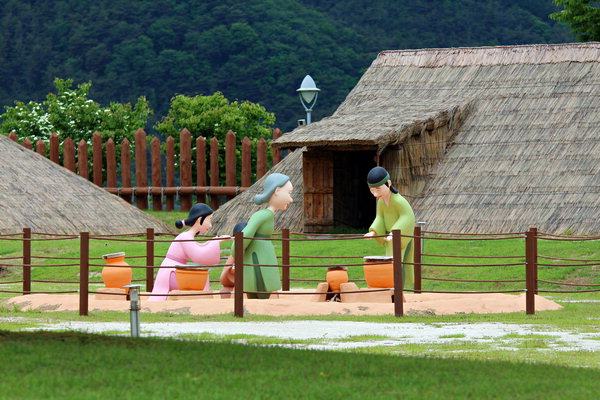 ▲ 청동기 주거지를 복원해 전시하고 있는 야외 전시장.  /김종신 시민기자