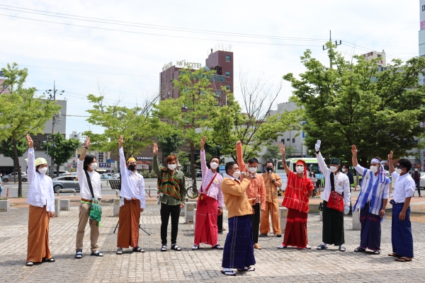 형형색색의 전통의상을 입은 교민들은 경남미얀마이주민 밴드 틴나인툰(41) 씨가 직접 작곡한 저항가요 박자에 맞춰 세손가락을 들었다. /이창우 기자