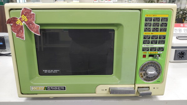 ▲ 금성사가 국내 최초 선보인 전자레인지(왼쪽)와 1970년 출시한 냉장고. /LG전자