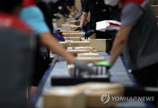 택배노조가 파업을 철회한 가운데 18일 오전 송파구 서울복합물류센터에서 관계자들이 물품을 옮기고 있다. /연합뉴스