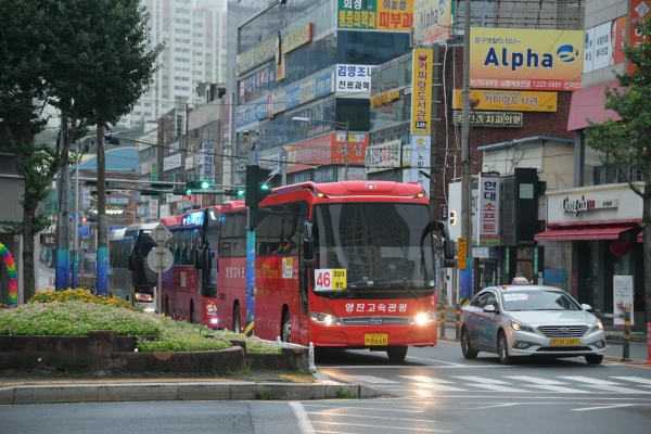 30일 창원지역 시내버스가 임금협상 결렬로 파업에 들어가면서 비상수송대책에 투입된 관광버스. /김구연 기자