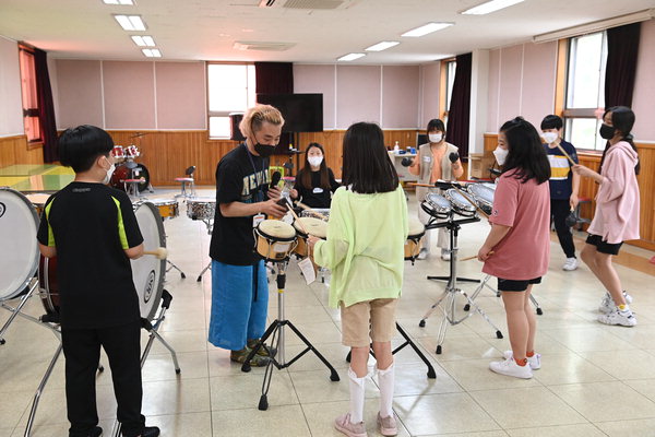 ▲ 부산 동양초교 5학년 학생들이 놀이마루의 '움' 프로그램 가운데 타악 수업을 하고 있다.  /김구연 기자 sajin@idomin.com