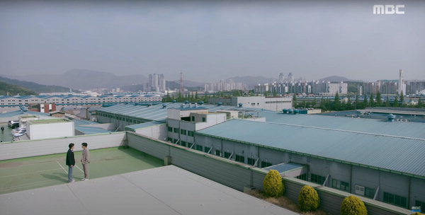 ▲ 드라마 <미치지 않고서야>는 경남 올로케이션으로 촬영했다. 극중 회사 건물 옥상 뒤로 창원 전경이 보인다. /MBC DRAMA 유튜브 갈무리