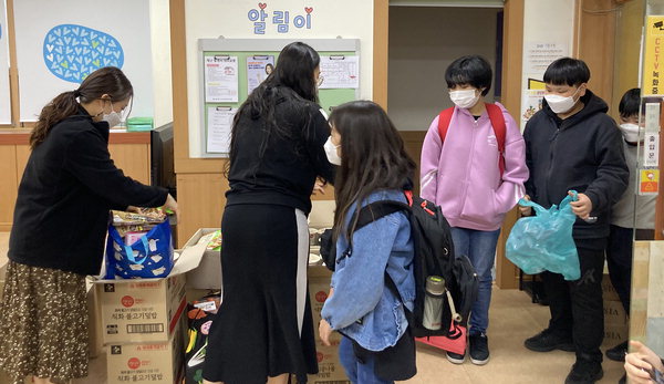 ▲ 창원 봉림청소년문화의집 청소년방과후아카데미 해뜨는 교실이 휴관함에 따라 돌봄 공백을 완화하고자 청소년들에게 식자재를 전달하고 있다.  /봉림청소년문화의집