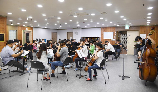 ▲ 12일 희망이룸 센터에서 연습하고 있는 단원들. /김은주 인턴기자 kej@