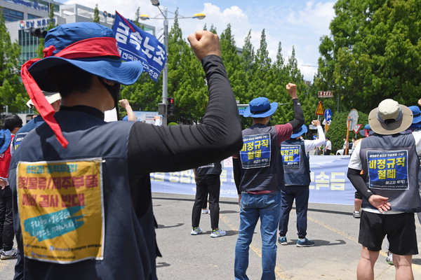 ▲ 연대 집회에서 투쟁사업장 노동자들이구호를 외치고 있다. /김은주 인턴기자 kej@