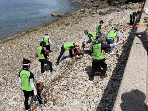 클릭해양봉사단이 해변에 쌓인 해양 쓰레기를 수거하고 있다. /남해군<br>