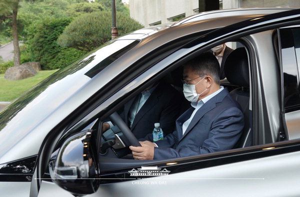 ▲ 문재인 대통령이 지난 5월 28일 수소차(넥쏘)를 직접 운전해 퇴근하고 있다. /청와대