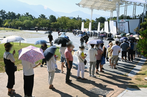 ▲ 5일 용지문화공원 임시선별진료소에서 코로나19 검사를 기다리는 시민들. /김구연 기자 sajin@idomin.com<br>