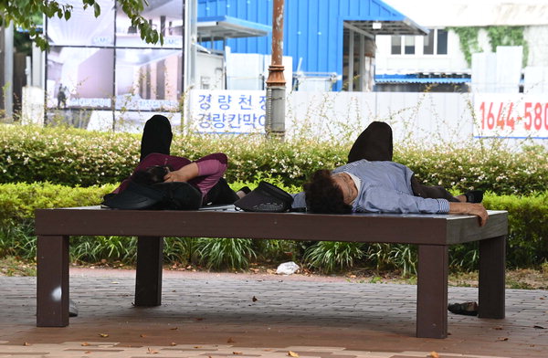 ▲ 무더위가 주춤한 12일 오후 주민들이 창원시 마산회원구 한 공원 평상에 누워  휴식하고 있다.  /김구연 기자 sajin@