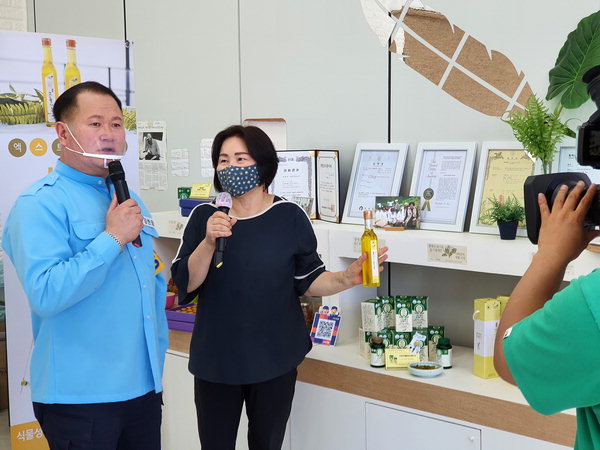 ▲ 산엔들 박덕선(오른쪽) 대표가 산청약초시장 온라인 장터를 통해 식물성 오메가3 제품을 홍보하고 있다. /산청군