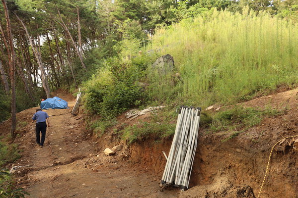▲ 거창 무릉리고분군 M5호분 옆으로 길이 나 있다.  /최석환 기자