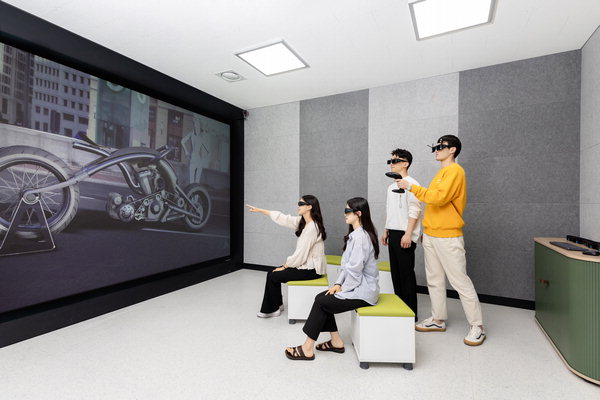 ▲ 창원대학교 스마트제조혁신선도대학사업단이 구축한 GICC(Global Innovation Competency Center)의 스마트제조 교육장인 VR Room에서 학생들이 3D 익스피리언스 플랫폼을 활용한 실감 콘텐츠 프로그램을 체험하고 있다.  /창원대