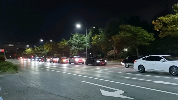 경남지역 자영업자들이 8일 밤 창원충혼탑에서 창원광장 원형교차로 방향으로 차량시위를 하고 있다. /이창우 기자 irondumy@idomin.com<br>