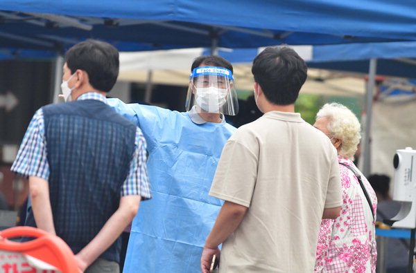 13일 창원시 마산합포구 마산보건소 선별진료소 앞에서 의료진이 코로나19 검사를 받으러 온 시민을 안내하고 있다. /김구연 기자 sajin@idomin.com