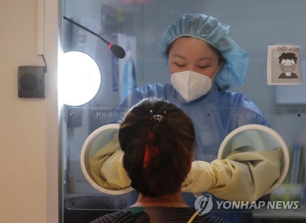 18일 서울 중구보건소 선별진료소에서 의료진이 코로나19 검체 검사를 하고 있다. /연합뉴스